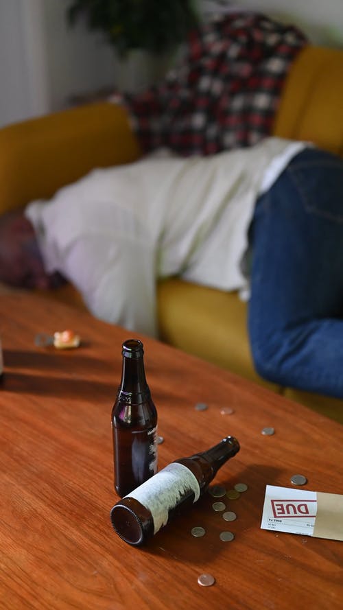 有关人, 啤酒瓶, 垂直视频的免费素材视频