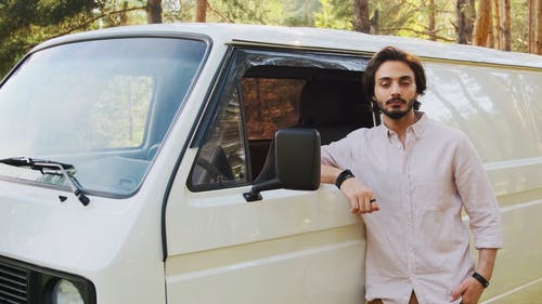 有关倚, 有胡子的, 汽车的免费素材视频