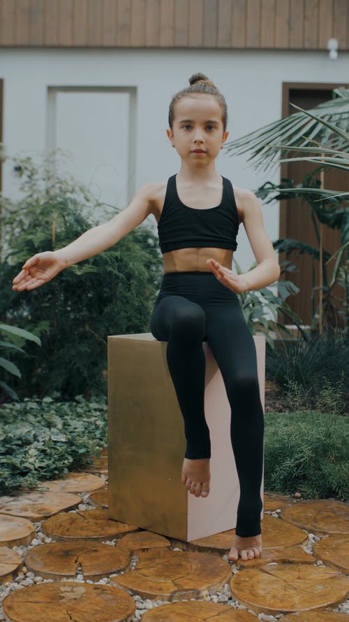 有关发髻, 坐, 垂直视频的免费素材视频