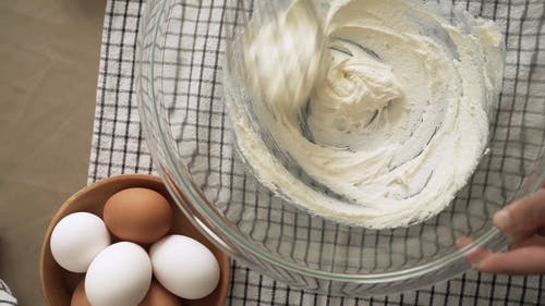 有关乳液, 垂直视频, 手指的免费素材视频