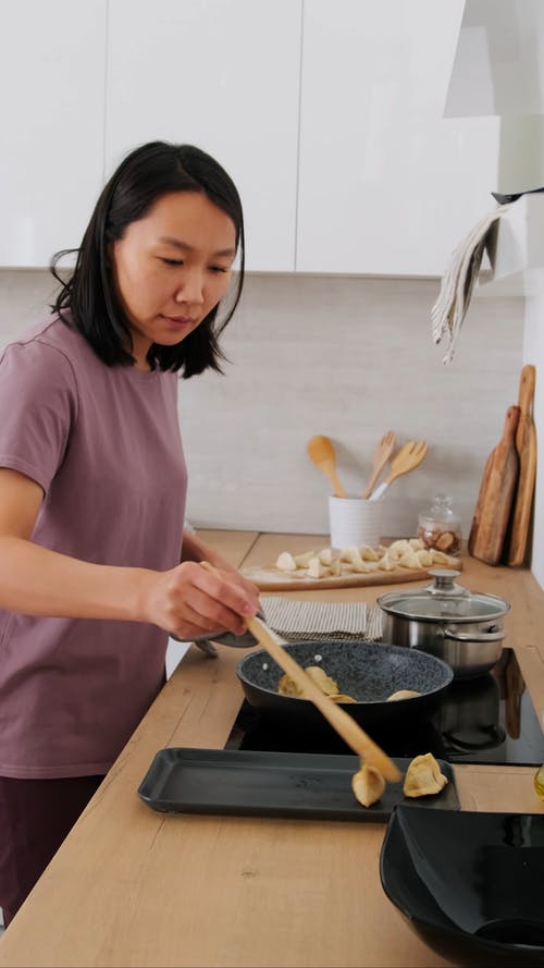 有关垂直视频, 女人, 室内的免费素材视频