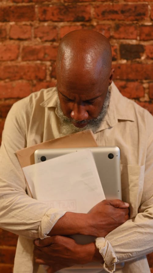 有关人, 伤心, 垂直视频的免费素材视频