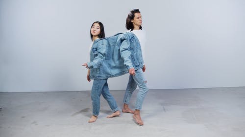 有关战斗, 拍照片, 牛仔外套的免费素材视频