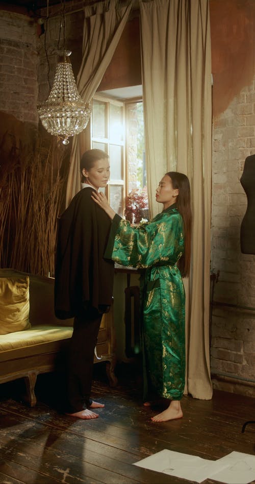 有关卷尺, 垂直视频, 女性的免费素材视频