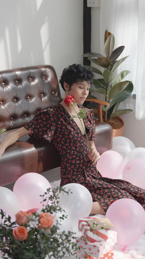 有关人, 坐, 垂直视频的免费素材视频