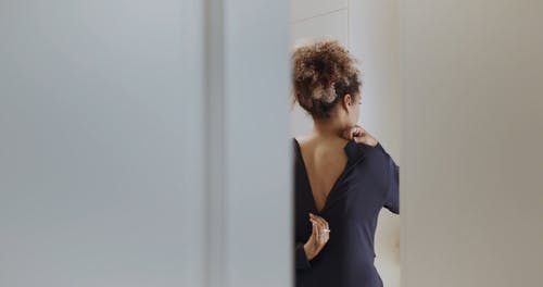 有关后背, 女人, 室内的免费素材视频
