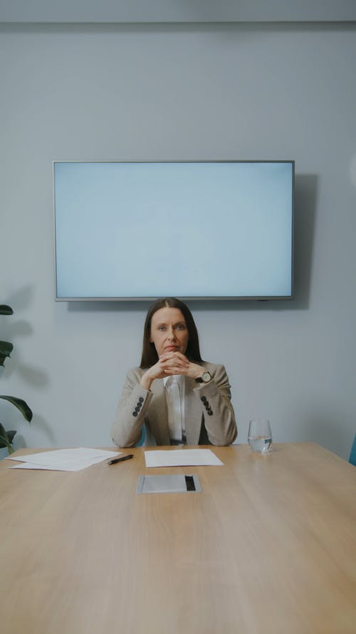 有关一杯水, 原种, 咖啡色头发的女人的免费素材视频