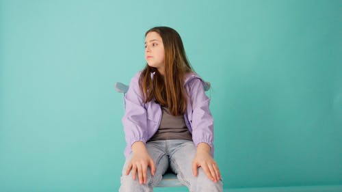 有关儿童, 吃惊, 坐的免费素材视频