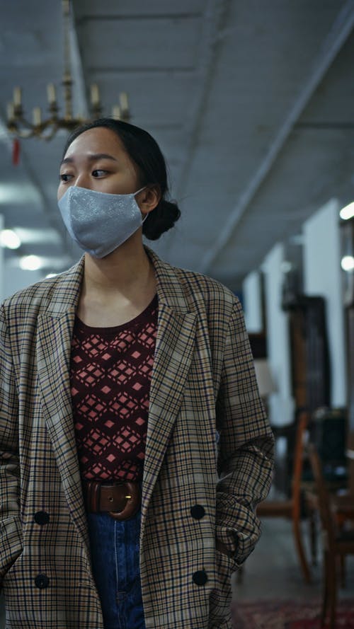 有关上网, 冠状病毒, 双手插在口袋里的免费素材视频