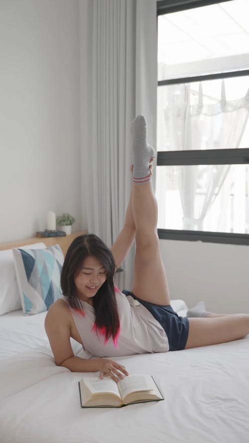 有关伸展, 在家, 垂直视频的免费素材视频