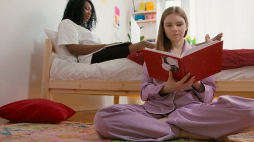 有关嗜好, 在家工作, 地板的免费素材视频