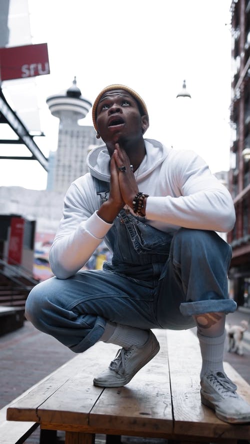 有关（顶部有小羊毛球的）羊毛帽子, 人, 低角度拍摄的免费素材视频