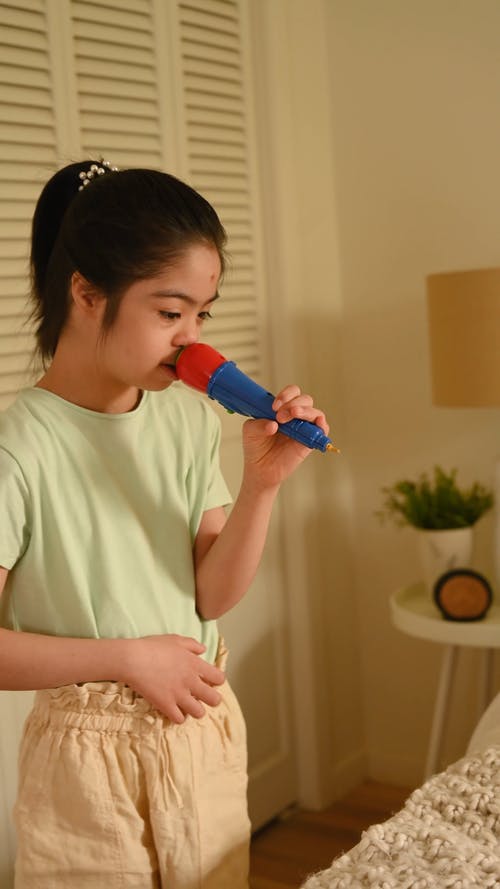 有关唱歌, 垂直视频, 女孩的免费素材视频