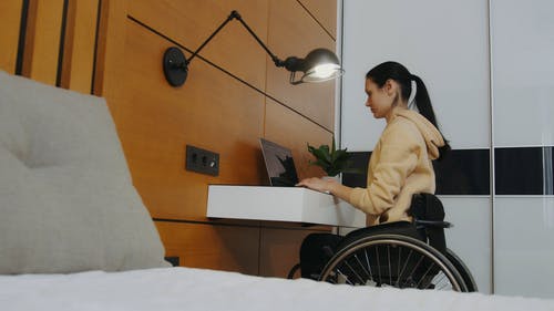 有关上网, 低角度拍摄, 严肃的免费素材视频