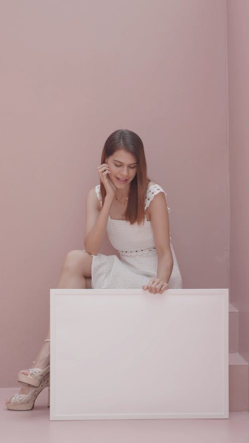 有关坐, 垂直视频, 女人的免费素材视频