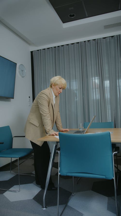 有关上班服, 垂直视频, 女人的免费素材视频