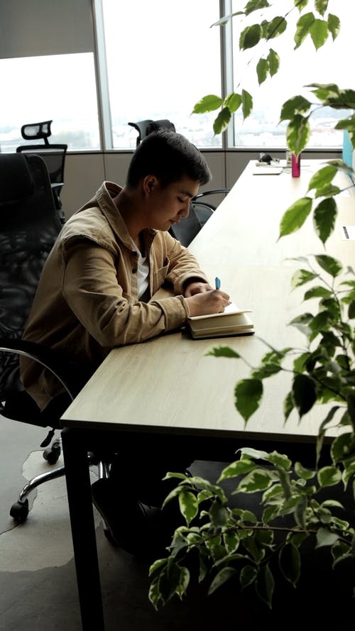 有关人, 坐, 垂直视频的免费素材视频