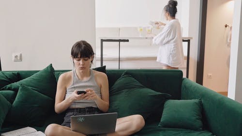 有关一对, 咖啡色头发的女人, 地板的免费素材视频