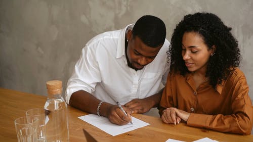 有关坐, 写作, 文件的免费素材视频