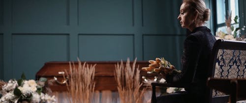 有关哀悼, 坐, 女人的免费素材视频