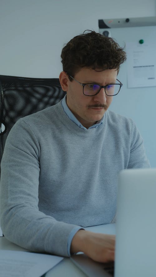 有关3C用品, 人, 凝视的免费素材视频