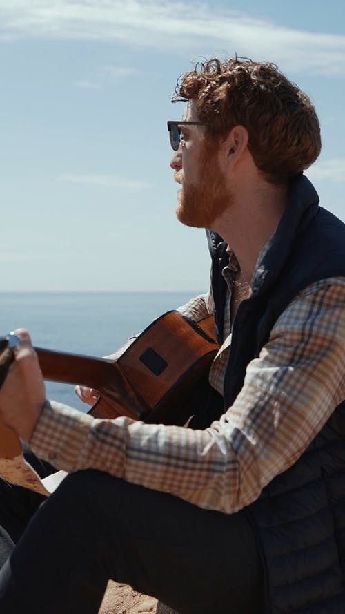 有关人, 唱歌, 在海边的免费素材视频