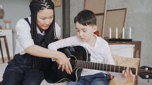 有关儿童, 原声吉他, 吉他课的免费素材视频