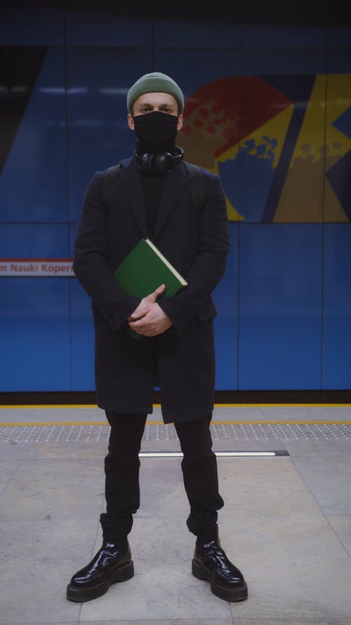 有关（顶部有小羊毛球的）羊毛帽子, 人, 公共交通的免费素材视频