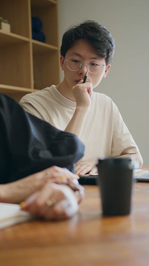 有关坐, 垂直视频, 室内的免费素材视频