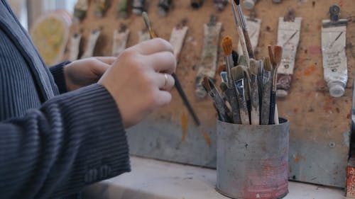 有关丙烯酸涂料, 人, 室内的免费素材视频