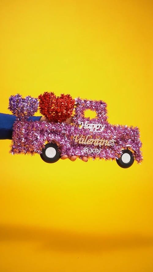 拿着汽车的人塑造了情人节礼物 · 免费素材视频