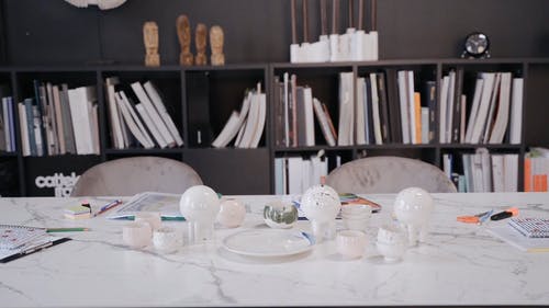 有关图书, 大理石台面, 室内的免费素材视频