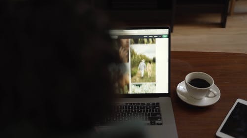 有关一杯咖啡, 上网, 卷轴的免费素材视频