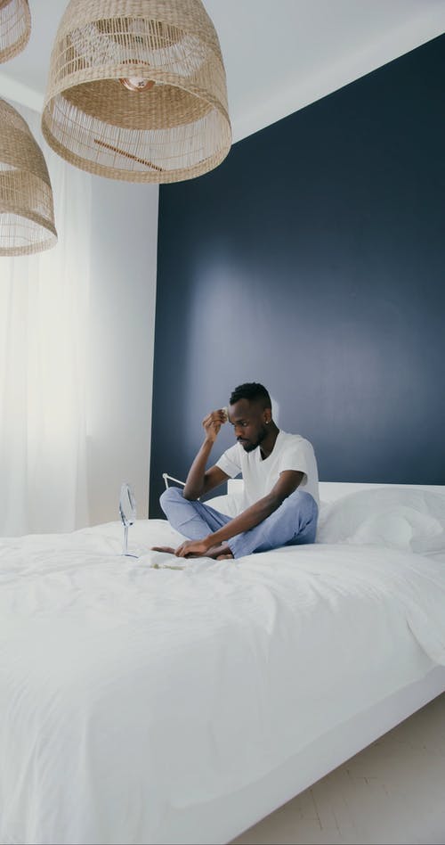 有关前额, 卧室室内, 双腿交叉的免费素材视频