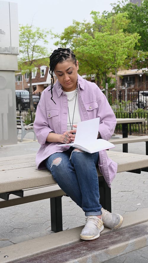 有关@户外, 休闲装, 坐的免费素材视频