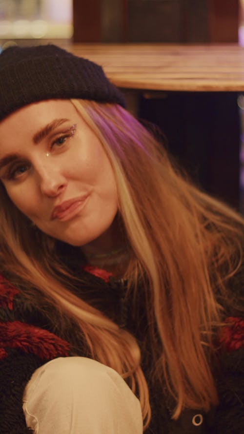 有关（顶部有小羊毛球的）羊毛帽子, 垂直视频, 女人的免费素材视频