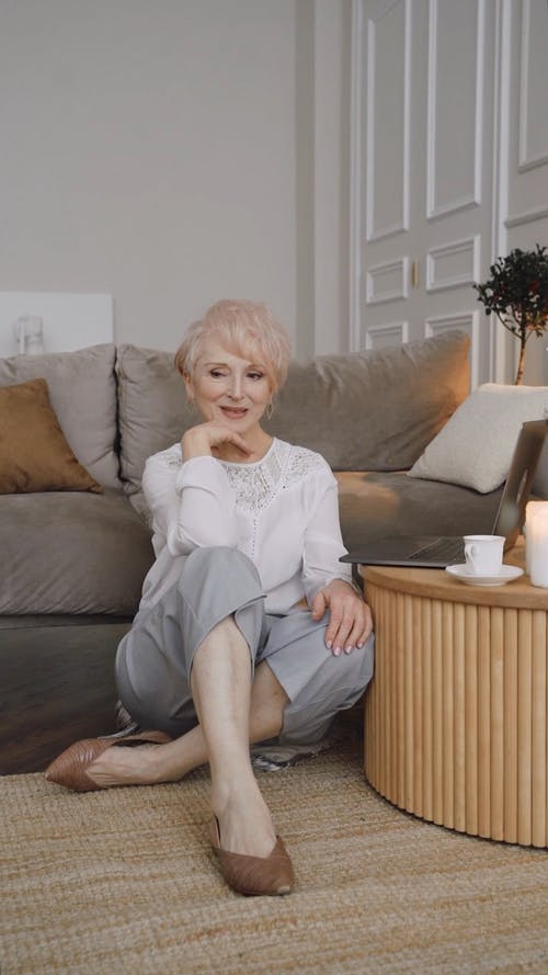 有关优雅, 坐, 垂直视频的免费素材视频