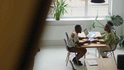 有关雇员, 办公台, 吊灯的免费素材视频