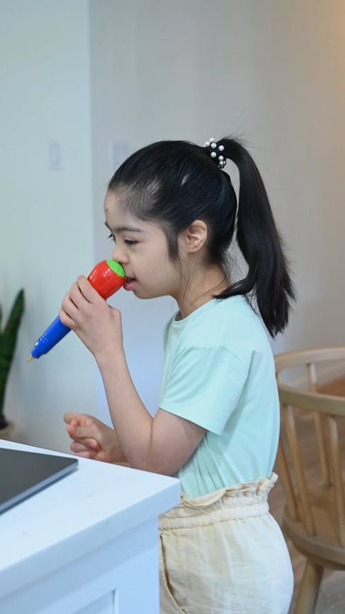 有关唱歌, 垂直视频, 女孩的免费素材视频