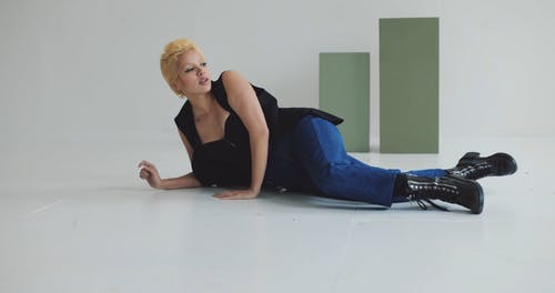 有关地板, 坐, 女人的免费素材视频