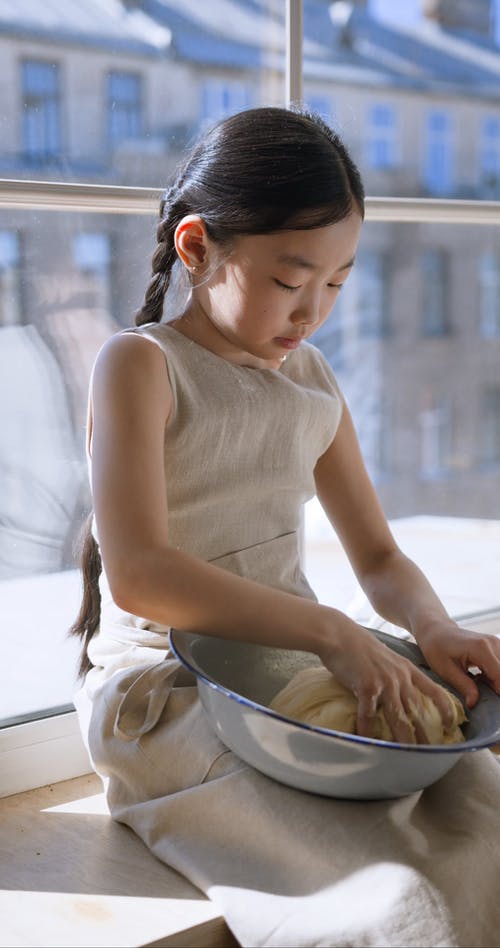 有关＃室内, 儿童, 坐的免费素材视频