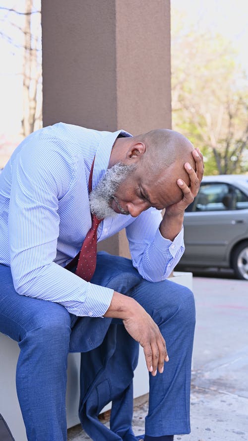 有关人, 伤心, 垂直视频的免费素材视频