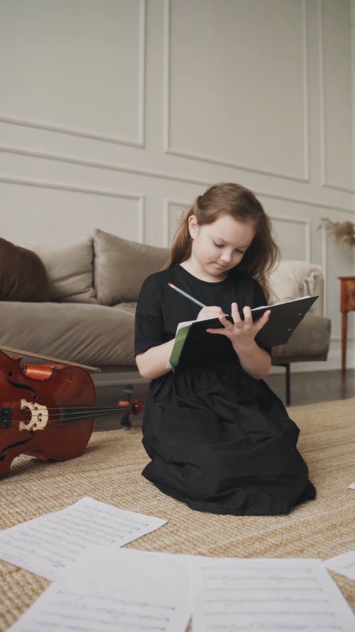 有关儿童, 垂直视频, 大提琴的免费素材视频