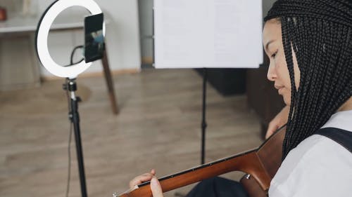 有关原声吉他, 可爱, 吉他的免费素材视频