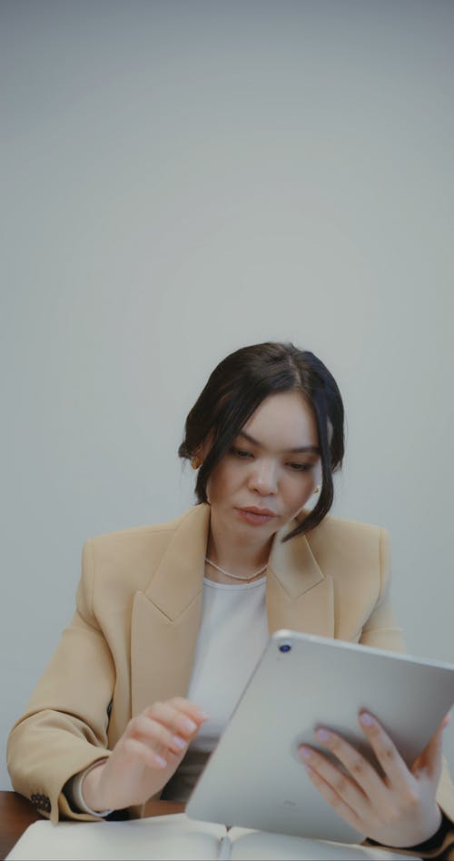 有关3C用品, 上班服, 垂直视频的免费素材视频
