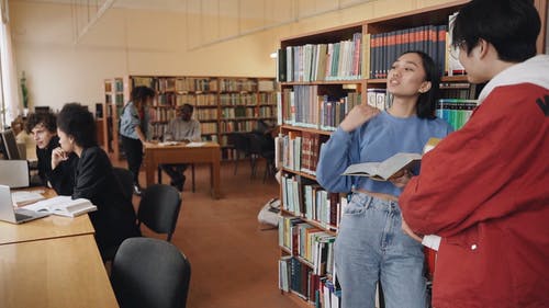 有关一摞书, 人, 图书馆的免费素材视频