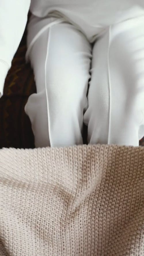 有关交叉的双腿, 人, 保护的免费素材视频