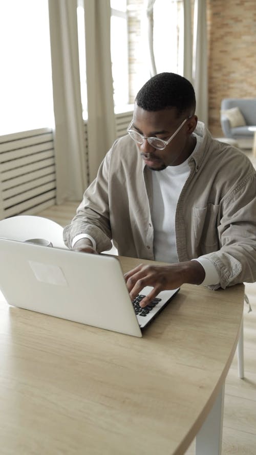 有关人, 在家, 坐的免费素材视频