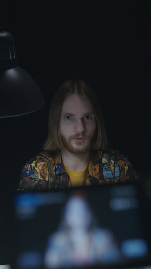 有关人, 坐, 垂直视频的免费素材视频