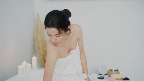 有关女人, 毛巾, 沐浴的免费素材视频